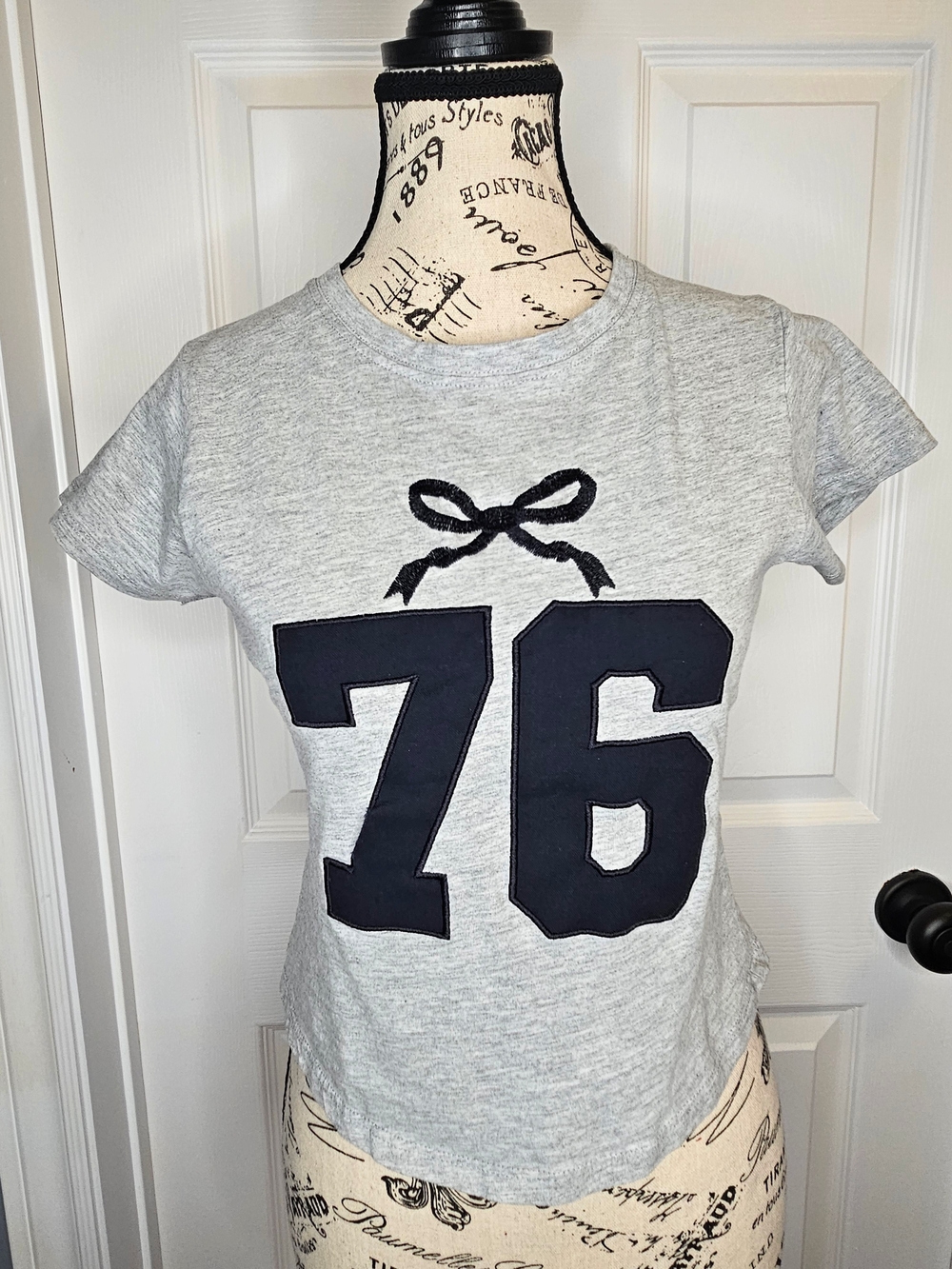 Forever 21 Women's Gray Cropped T-Shirt Black '76' Graphic Tee Size M
